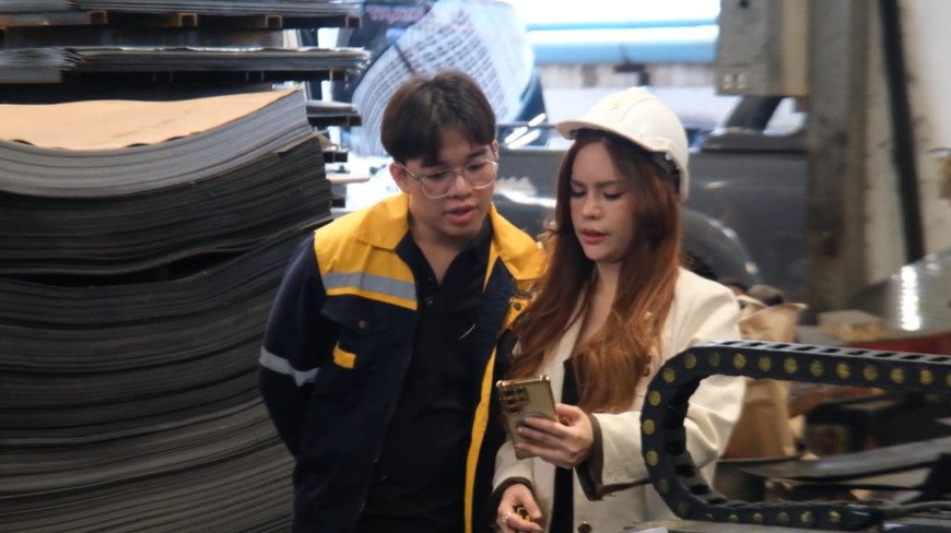 โรงงานมาตรฐาน ONE SIAM และเทคโนโลยีการผลิตแผงฟาซาดขั้นสูง ทีมวิศวกรและผู้บริหารตรวจสอบคุณภาพ Modern Fabrication Facility